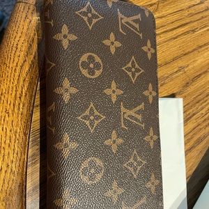 This is an Unauthoirzed LV zip around wallet